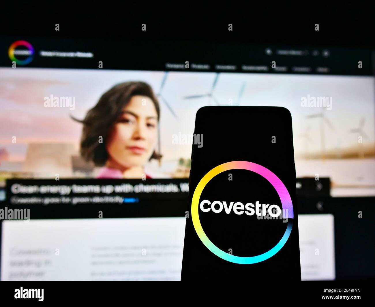 Person, die Smartphone mit Logo des deutschen Chemieunternehmens Covestro AG auf dem Bildschirm vor der Business-Website hält. Konzentrieren Sie sich auf die Telefonanzeige. Stockfoto
