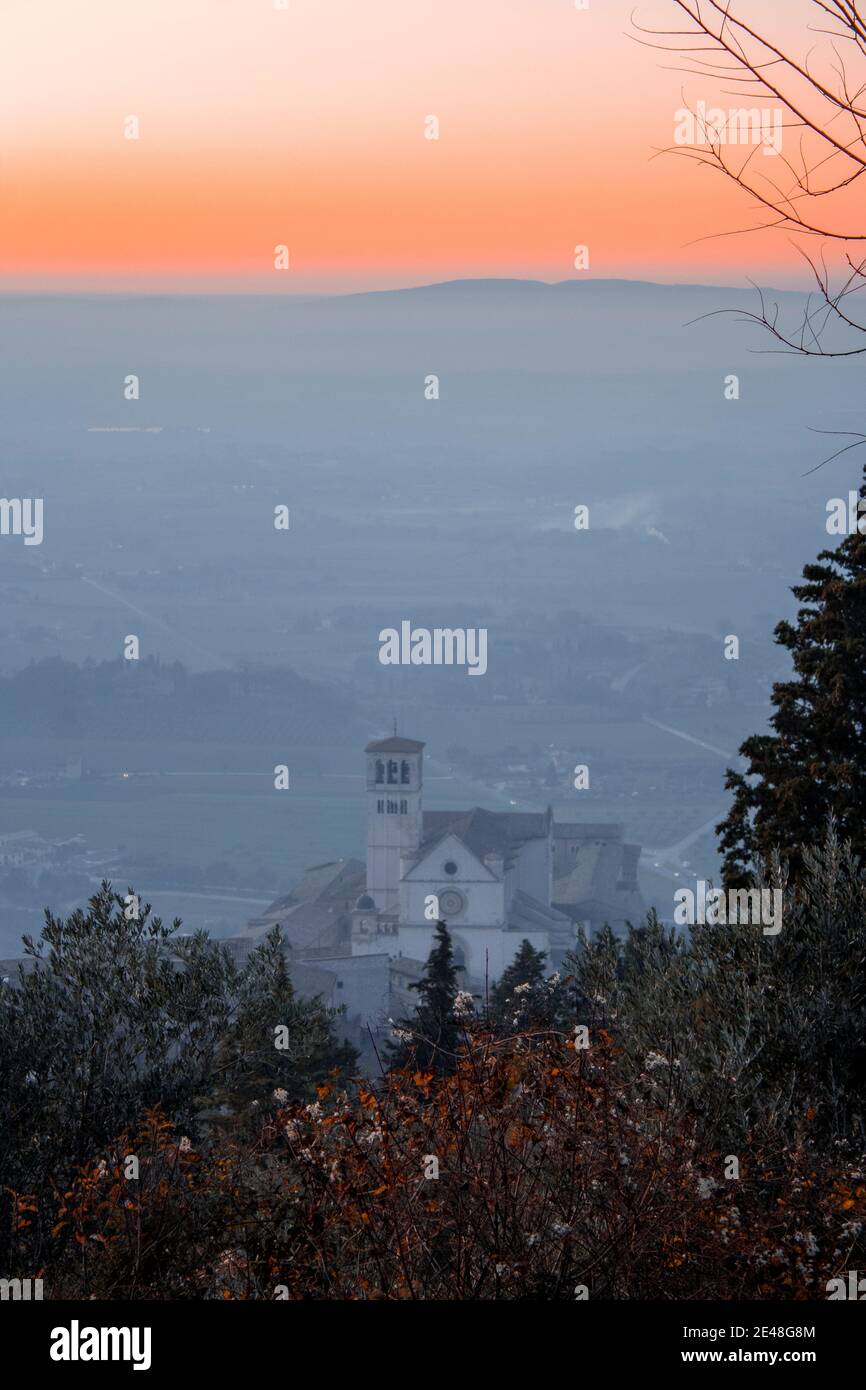 Panoramablick auf die Basilika von St. Francis von Assisi von Hügeln (Basilica Papale di San Francesco) in schönen goldenen Sonnenuntergang Stockfoto