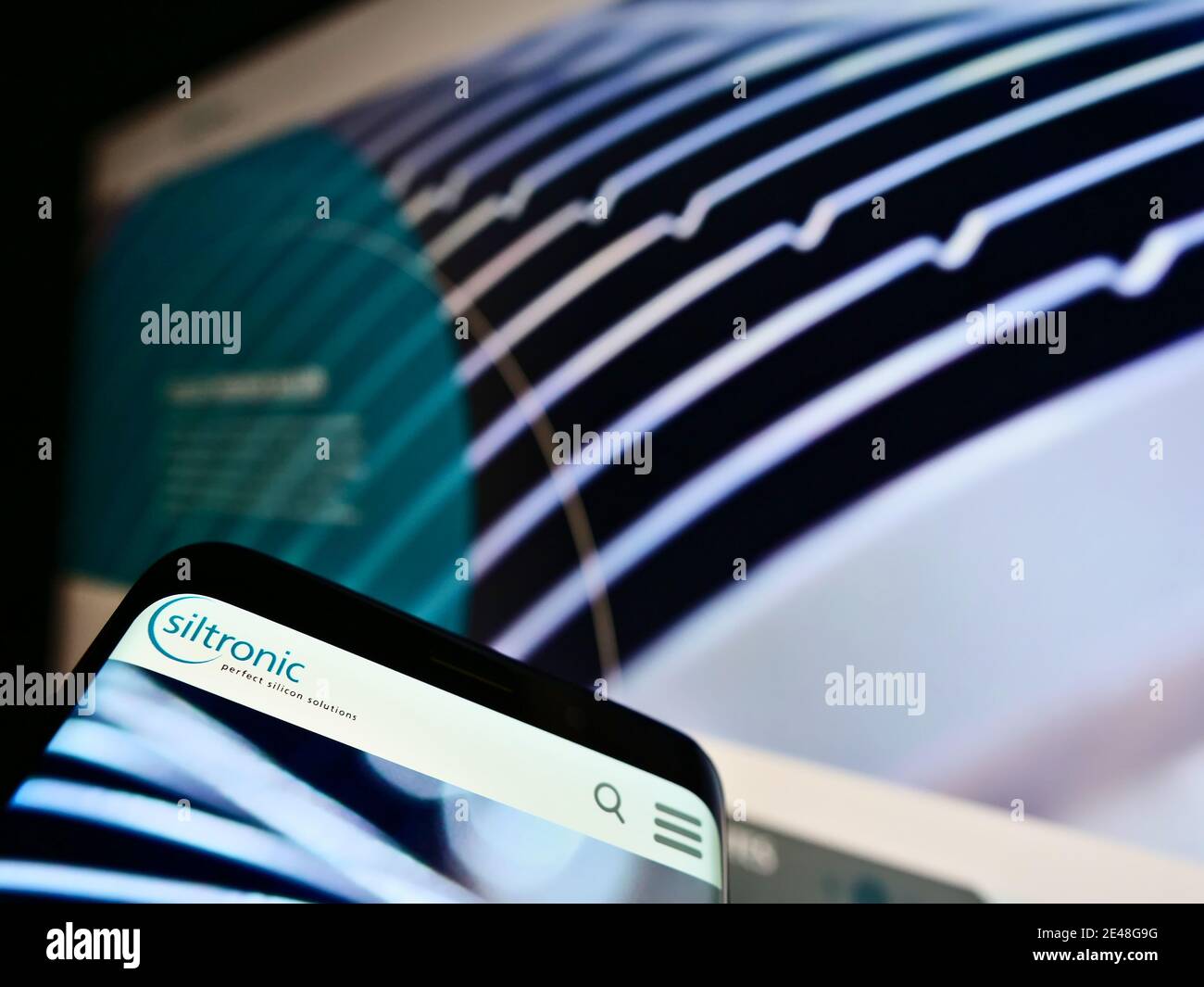 Mobiltelefon mit Logo des deutschen Siliziumwaferherstellers Siltronic AG auf dem Bildschirm vor der Website. Konzentrieren Sie sich oben links auf dem Smartphone-Bildschirm. Stockfoto