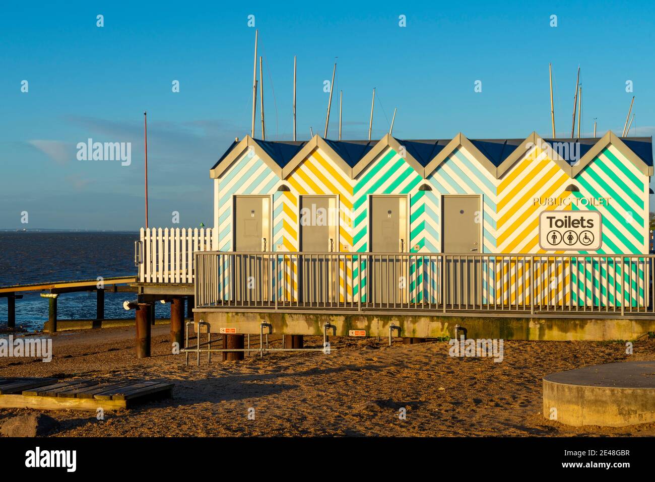 Bunte Toiletten auf Southend on Sea, Essex, UK Strandpromenade im Stil von hölzernen Strandhütten. Einrichtungen der Western Esplanade. Annehmlichkeiten am Strand Stockfoto
