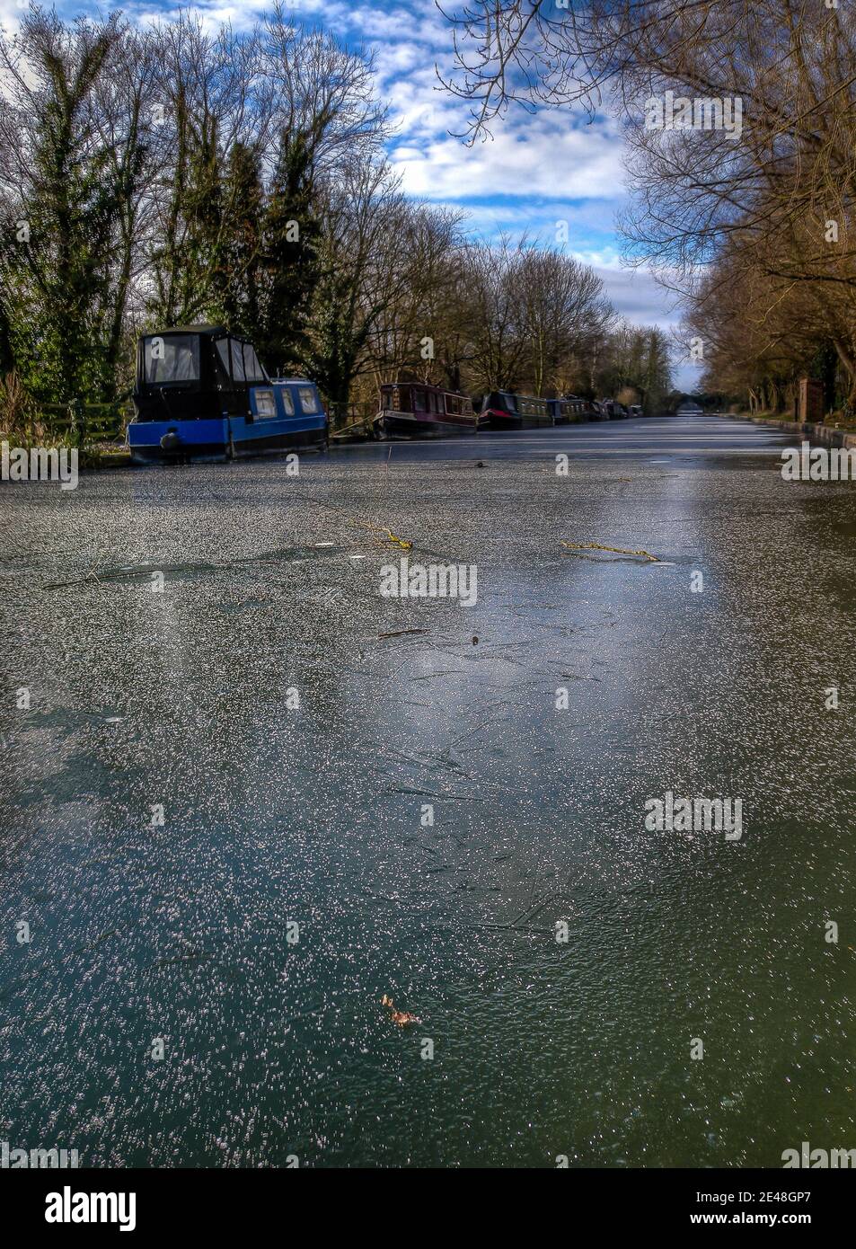Der gefrorene Kennet und Avon Kanal bei Kintbury Lock in Berkshire, England. Stockfoto