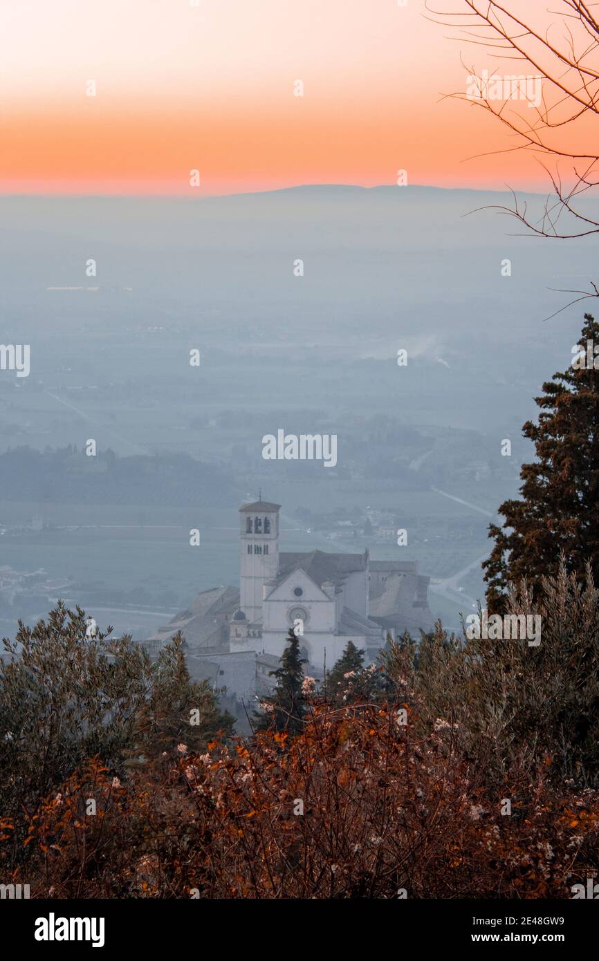 Panoramablick auf die Basilika von St. Francis von Assisi von Hügeln (Basilica Papale di San Francesco) in schönen goldenen Abenduntergang Stockfoto