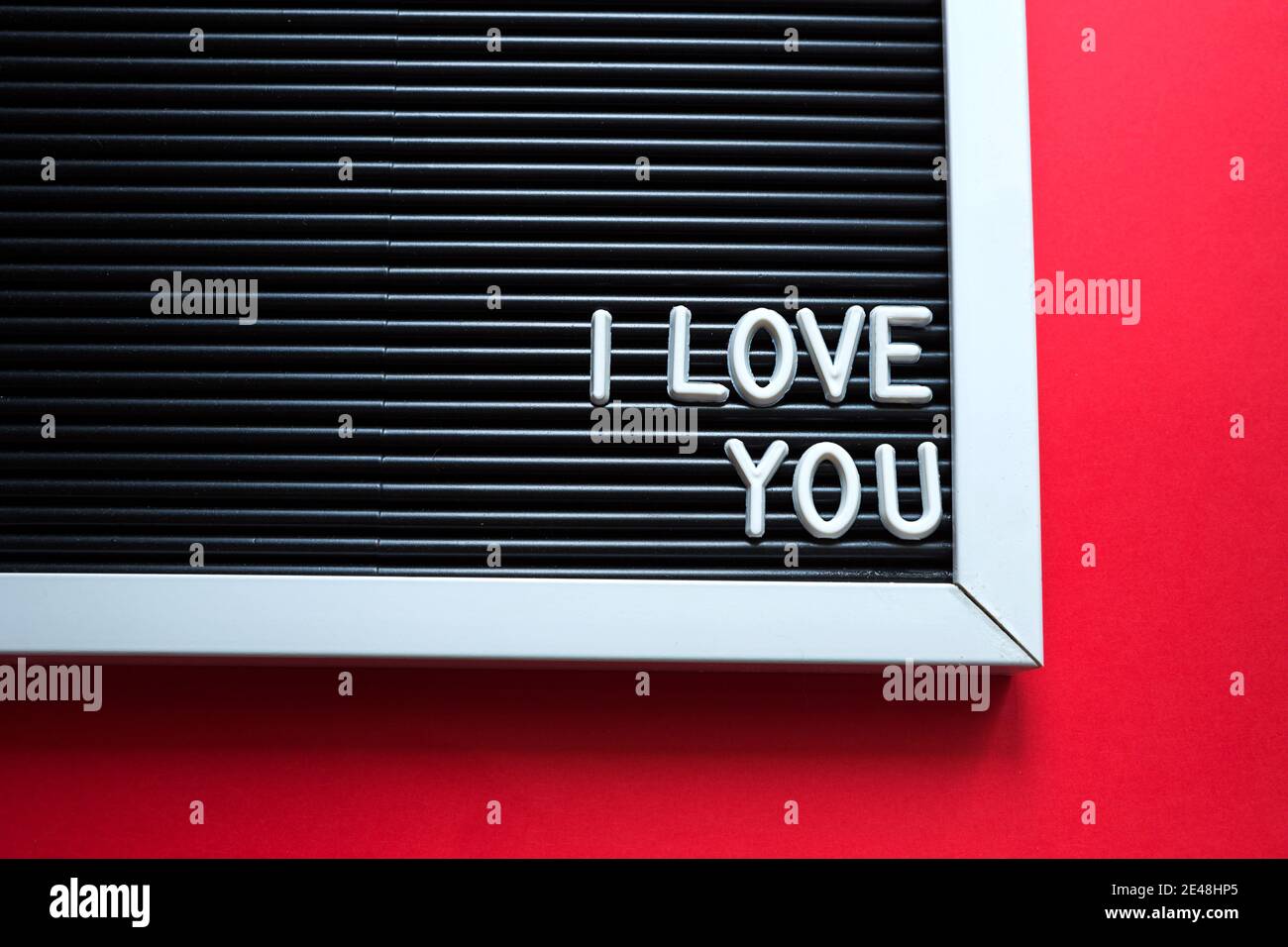 Ich liebe dich in weißen Buchstaben auf einer gerahmten Tafel. Whiteboard für Einträge und Tags. Valentinstag, eine Liebeserklärung, ein Brief, eine Postkarte. Cop Stockfoto