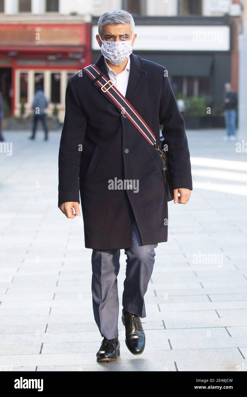 Der Londoner Bürgermeister Sadiq Khan kommt am 22. Januar 2021 bei LBD Radio in der Londoner Innenstadt zu seiner Show „Speak to Sadiq“, die von James O’brien moderiert wird. Stockfoto