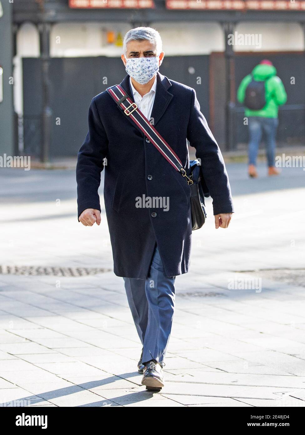 Der Londoner Bürgermeister Sadiq Khan kommt am 22. Januar 2021 bei LBD Radio in der Londoner Innenstadt zu seiner Show „Speak to Sadiq“, die von James O’brien moderiert wird. Stockfoto