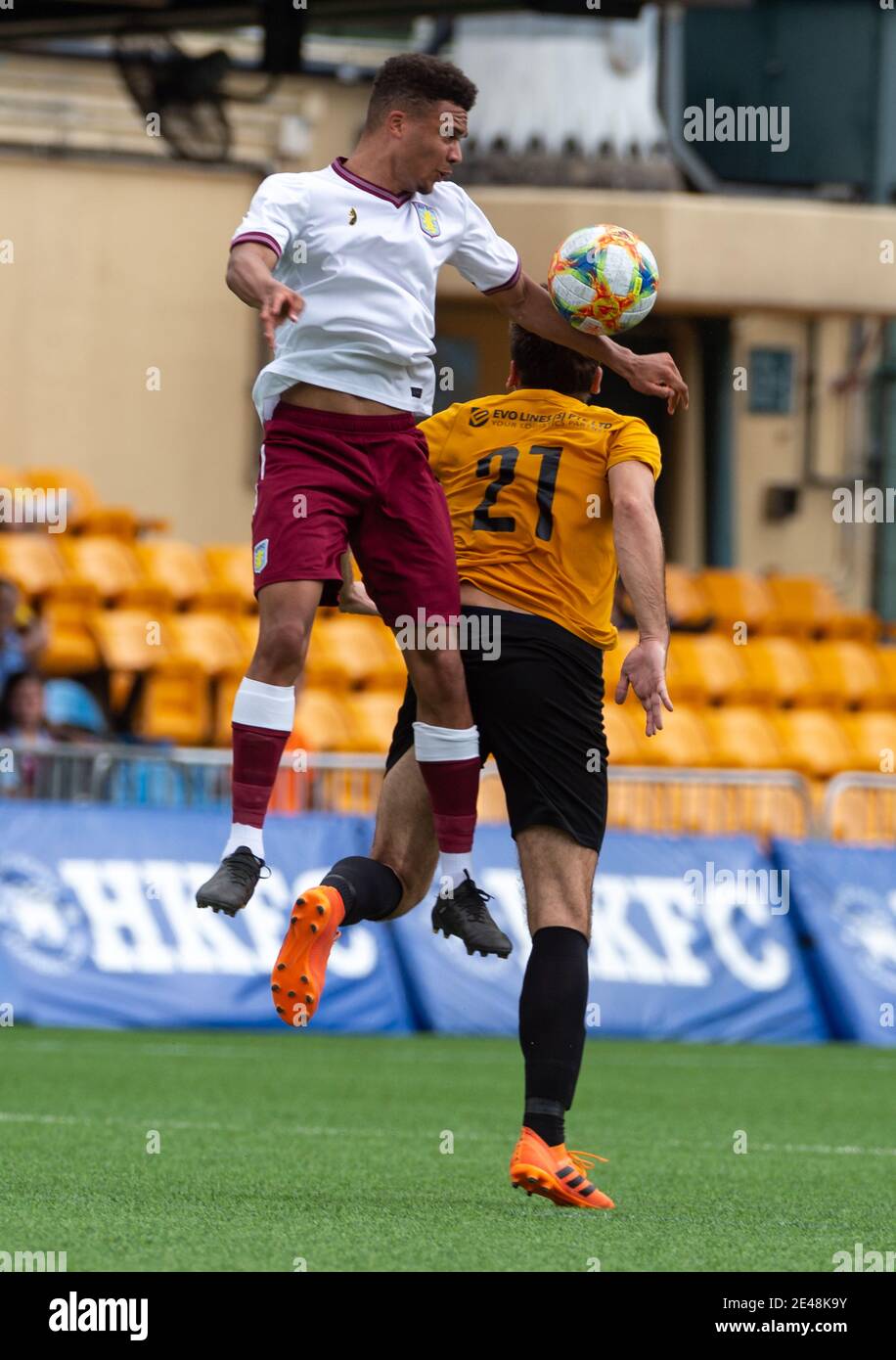 HKFC Citi Soccer sevens Hong Kong. Aston Villa vs Singapore Cricket Club.Aston Villas Bradley Burton führt den Ball an. Stockfoto