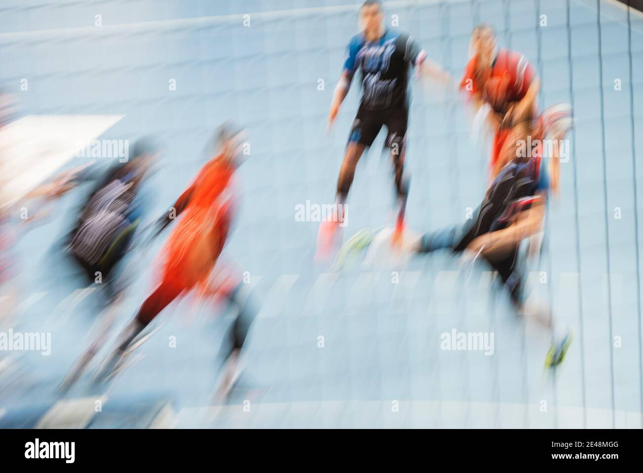 Handballspieler während des Spiels - absichtlich verschwommen durch lange Belichtung. Stockfoto