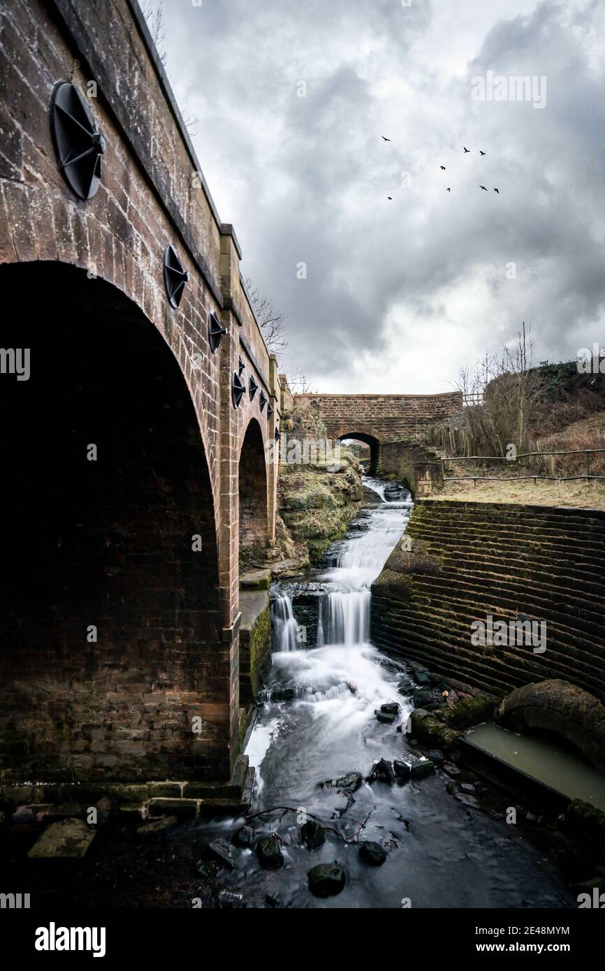 Kings Mill Reservoir Viadukt und Wasserfall Landschaft stürmische Wolken Vögel Langzeitbelichtung fließendes Wasser Sutton in Ashfield Mansfield Winter Stockfoto