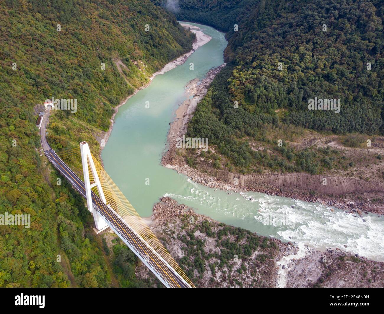 Lhasa. Oktober 2019. Luftaufnahme vom 27. Oktober 2019 zeigt die große Brücke Polonggou im Bezirk Bomi, Nyingchi in der Autonomen Region Tibet im Südwesten Chinas. In Tibet wurde eine ländliche Autobahn und ein hochwertiges Straßennetz eingerichtet, das Städte und Dörfer miteinander verbindet. Der Ausbau der ländlichen Verkehrsinfrastruktur hat das Leben der Menschen hier verändert. Quelle: Sun Fei/Xinhua/Alamy Live News Stockfoto