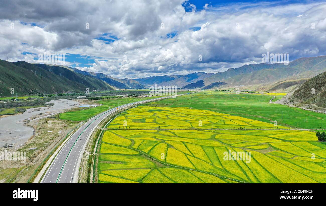Lhasa. Juli 2019. Luftaufnahme vom 16. Juli 2019 zeigt eine Ansicht der Lhasa-Nyingchi-Hochstraße, südwestlich der Autonomen Region Tibet. In Tibet wurde eine ländliche Autobahn und ein hochwertiges Straßennetz eingerichtet, das Städte und Dörfer miteinander verbindet. Der Ausbau der ländlichen Verkehrsinfrastruktur hat das Leben der Menschen hier verändert. Quelle: Zhang Rufeng/Xinhua/Alamy Live News Stockfoto