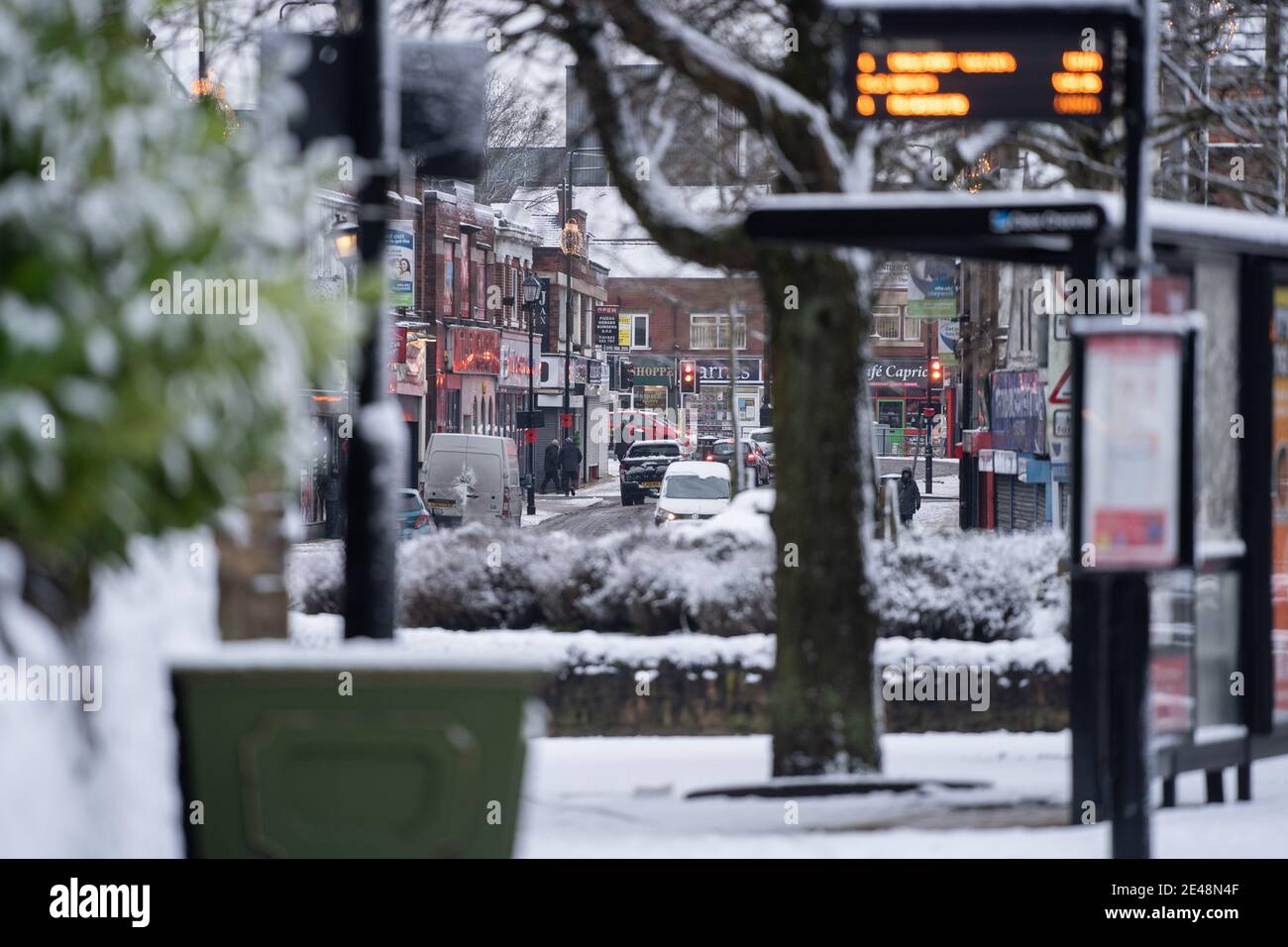 Sutton in Ashfield Outram Street Unwetter Schnee fallen verschneit Szene fällt schwer tief überdachte Straße Bürgersteig Nottinghamshire Mansfield Autos Bushaltestelle Stockfoto