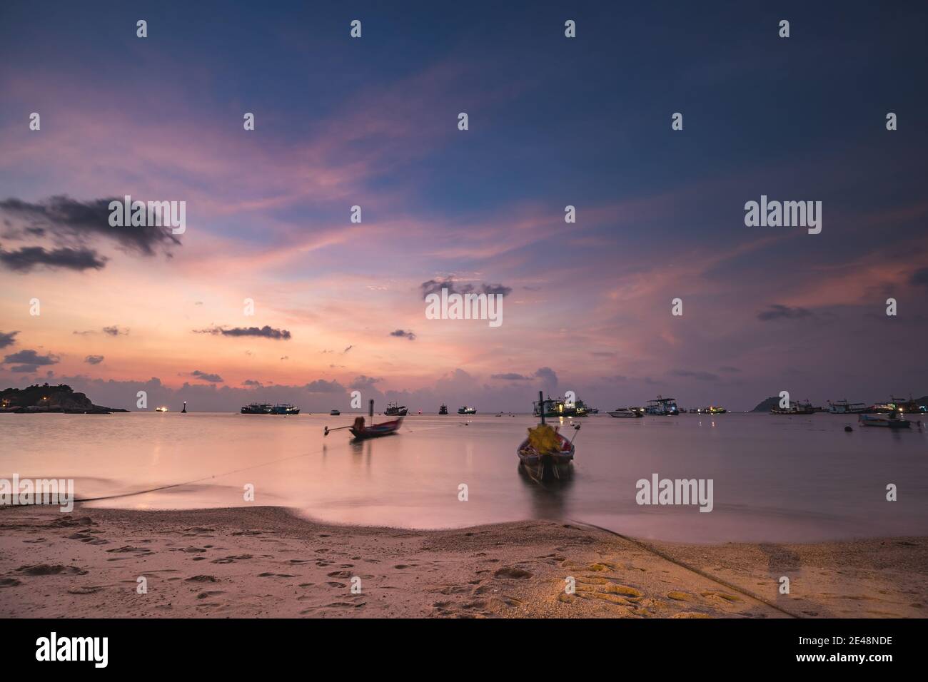 Thailand Ocean Pier: Schiffe, Boote, Yachten an Meeresbucht Sand Ufer des asiatischen Transport. Erstaunliche Thai Seestape Wassertransport Landschaft am Ozean Golf Hafen. Kinoreife Aufnahme mit warmem Muster Stockfoto