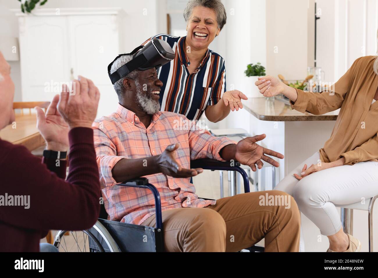 Ältere kaukasische und afroamerikanische Paare, die auf der Couch sitzen vr-Headset zu Hause Stockfoto