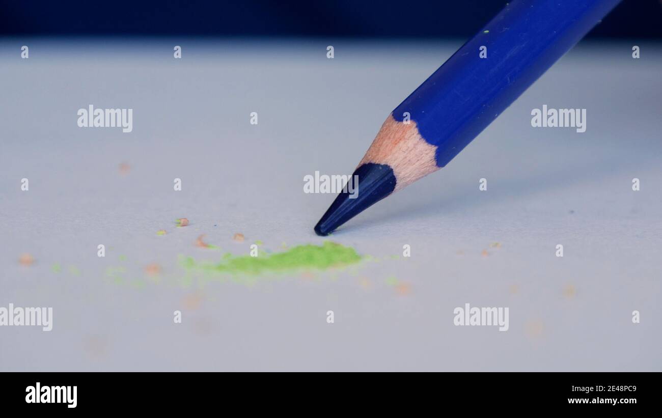 Bild mit einer Person Zeichnung mit einem farbigen Bleistift auf einem weißen Stück Papier Stockfoto