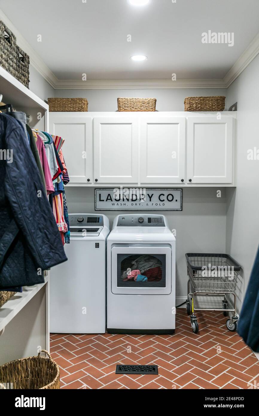 Waschküche mit Waschmaschine und Trockner in einem Hauptschlafzimmer  Begehbarer Schrank Stockfotografie - Alamy