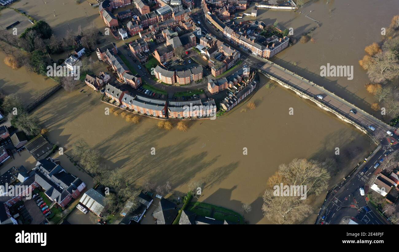 Shrewsbury, Shropshire, Großbritannien 22. Januar 2021. Fluss Severn überflutet die Stadt in der Nähe der englischen Brücke. Kredit: Sam Bagnall/Alamy Live Nachrichten Stockfoto