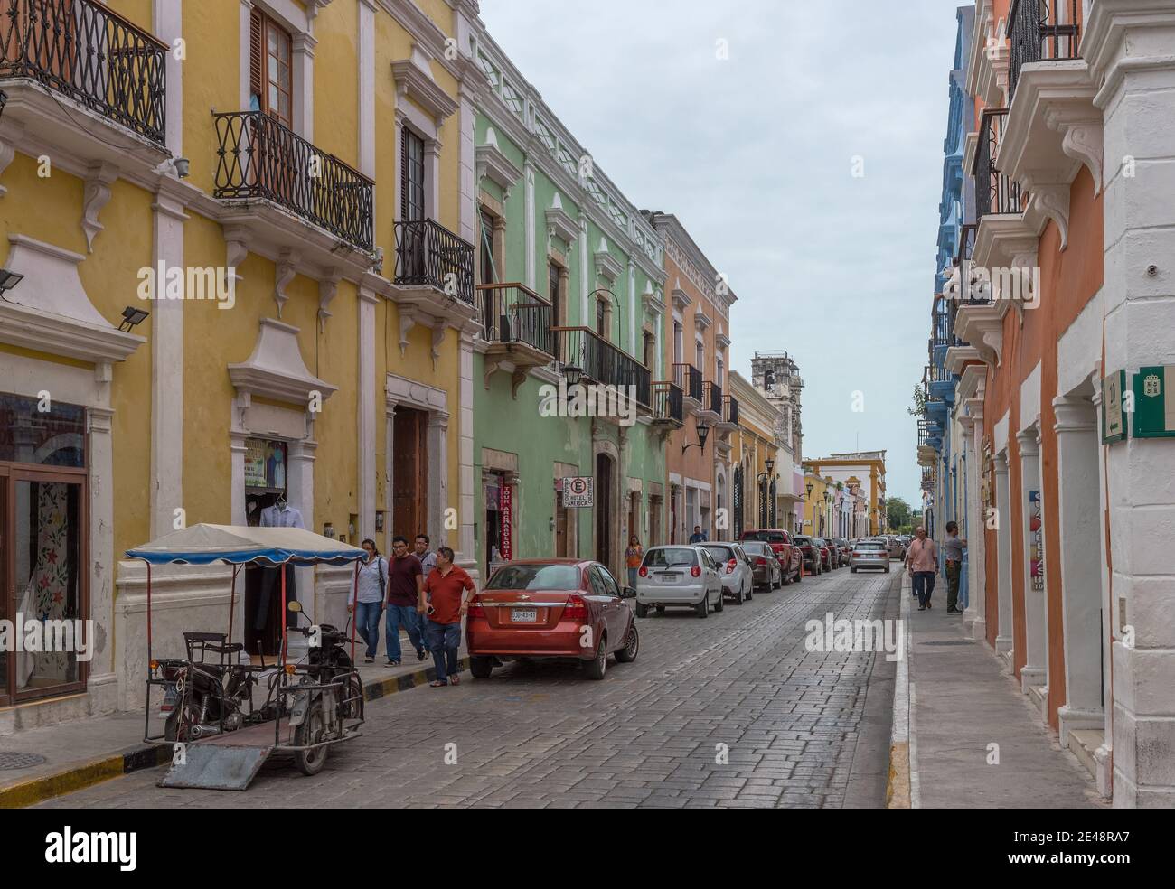Fußgänger auf der Straße in Campeche City Mexiko Stockfoto