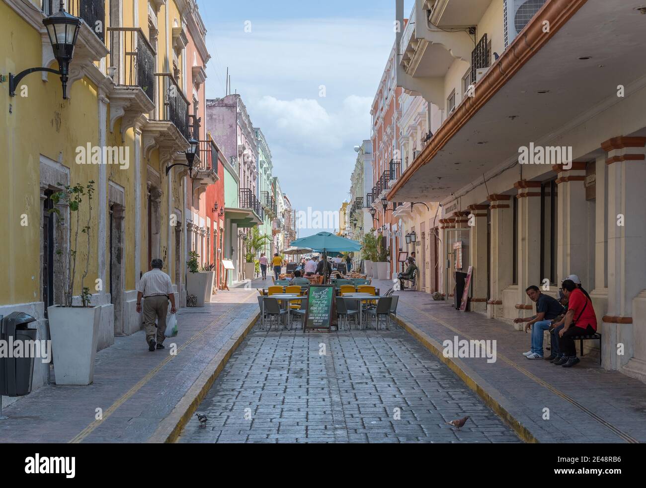 Fußgänger auf der Straße in Campeche City Mexiko Stockfoto