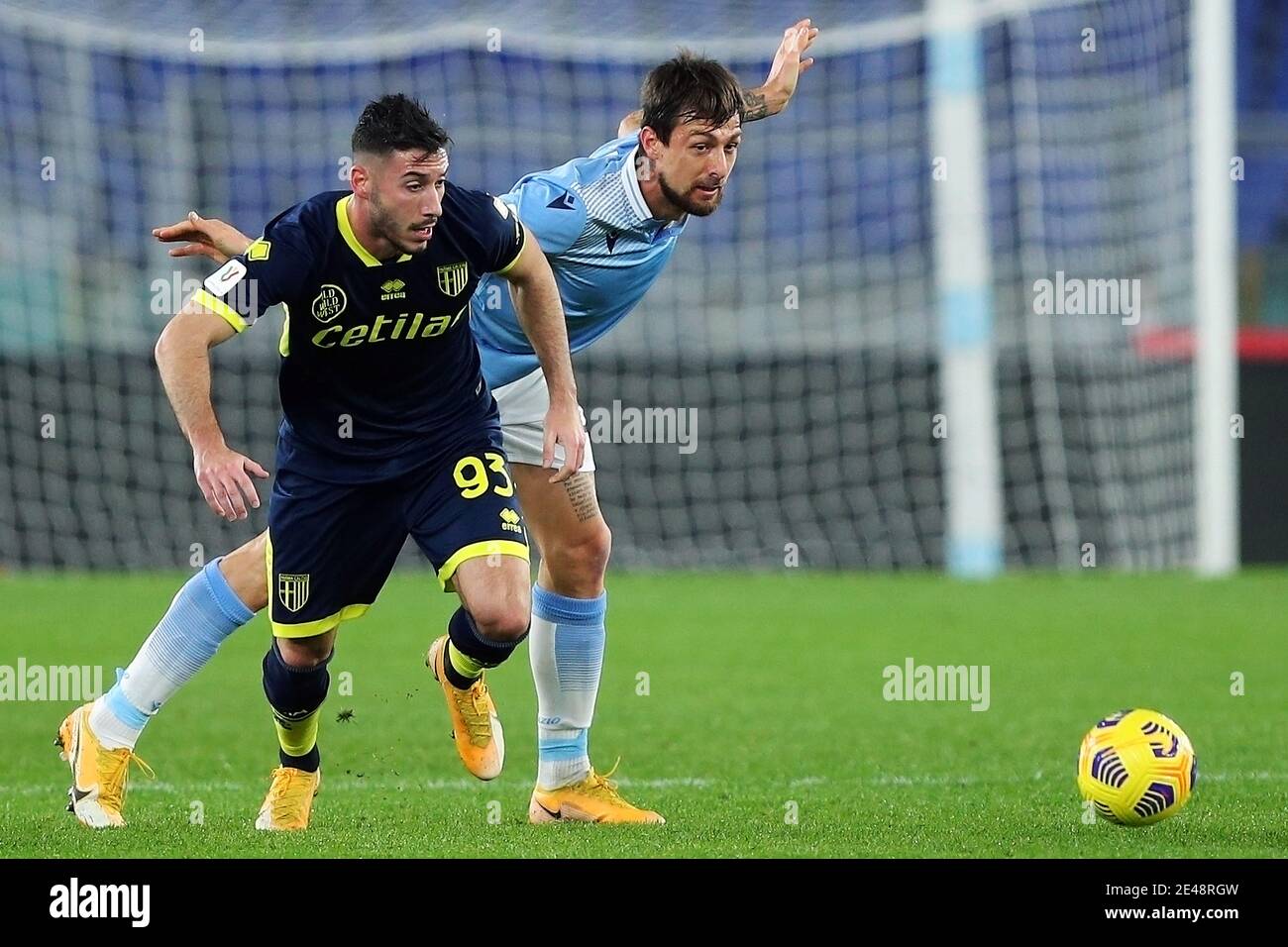 Mattia Sprocati von Parma (L) vies für den Ball mit Francesco Acerbi von Latium (R) während der italienischen Cup, Runde von 16 footb / LM Stockfoto