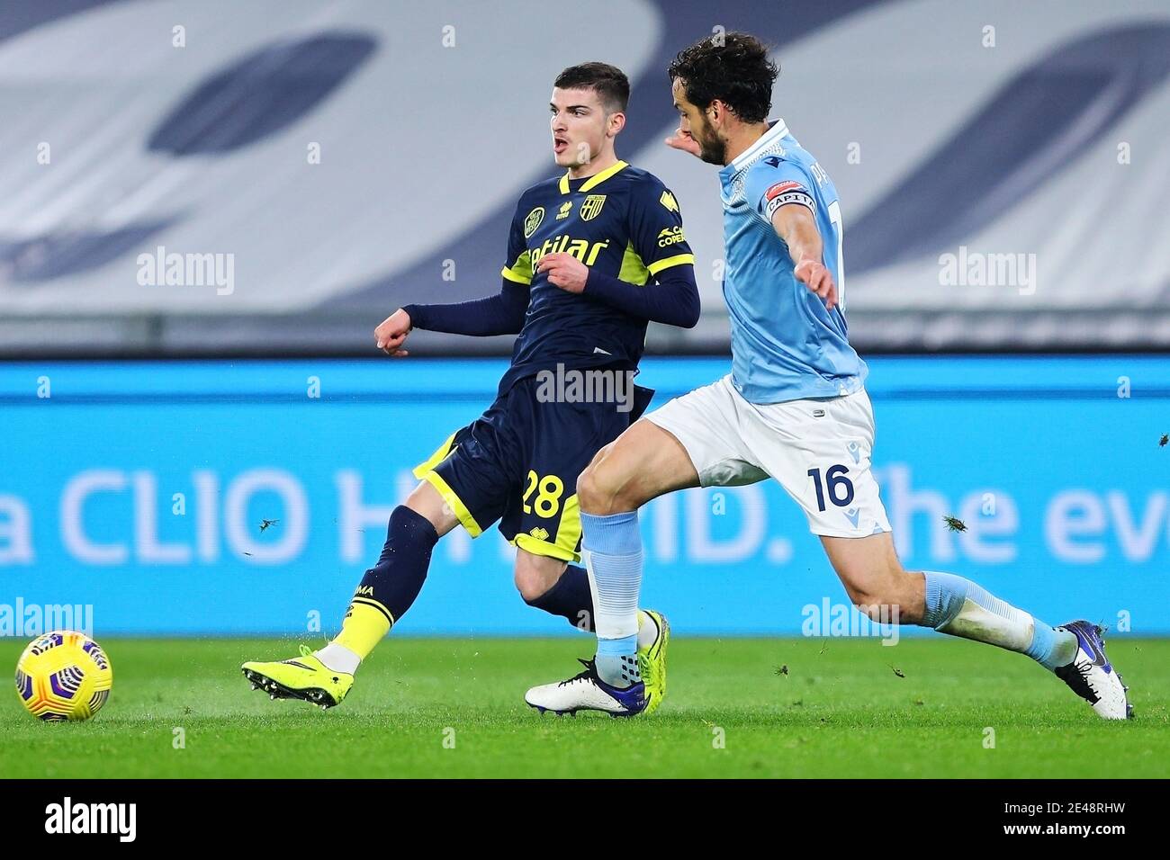 Valentin Mihaila von Parma (L) vies für den Ball mit Marco Parolo von Latium in Aktion während der italienischen Cup, Runde von 16 fo / LM Stockfoto