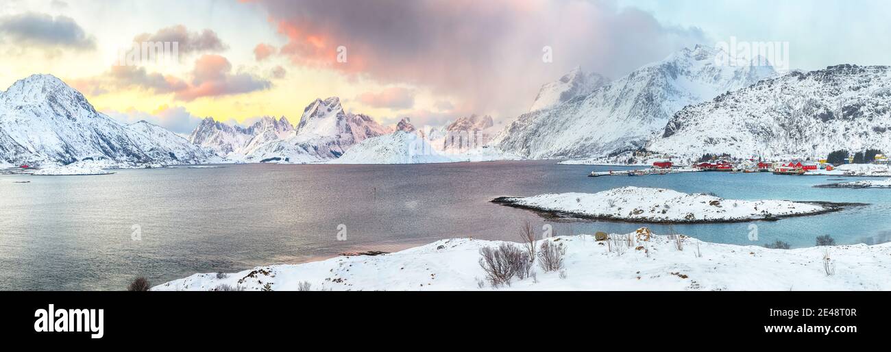 Malerischer Blick auf den Torsfjord mit Fredvang Dorf und schneebedeckten Berggipfeln im Hintergrund. Lage: Fredvang, Flakstadoya Insel, Lo Stockfoto