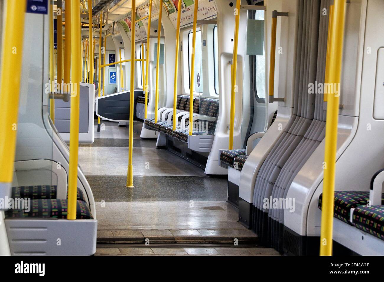 London, Großbritannien. Januar 2021. Innenansicht der leeren U-Bahn-Wagen.England bleibt unter Verschluss als der Premierminister Boris Johnson sich weigert, auszuschließen, dass es nach Ostern und bis in den Sommer dauern könnte, sind die Covid-19-Fälle in der vergangenen Woche gefallen, aber Großbritannien hatte gestern eine Rekordzahl von 1820 Toten. Kredit: SOPA Images Limited/Alamy Live Nachrichten Stockfoto