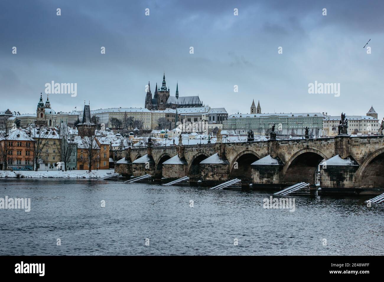 Postkarte Ansicht des Winters Prag Panorama, Tschechische Republik.Amazing europäischen Stadtbild.berühmte Prager Burg, Karlsbrücke, Moldau in eiskalten Tag.Po Stockfoto