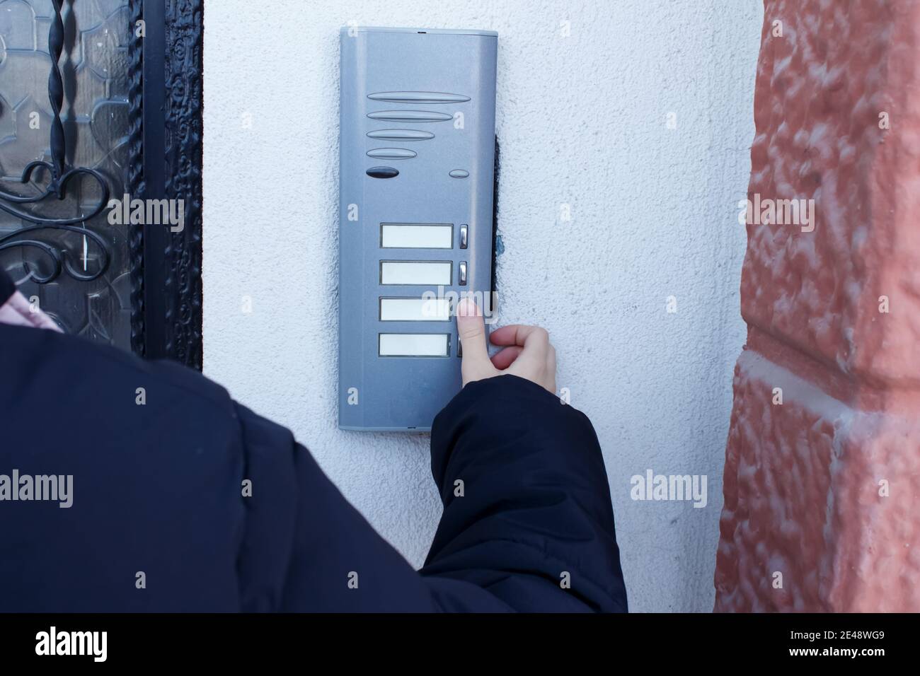 Frau drückt haustürklingel Fotos und Bildmaterial in hoher Auflösung Alamy