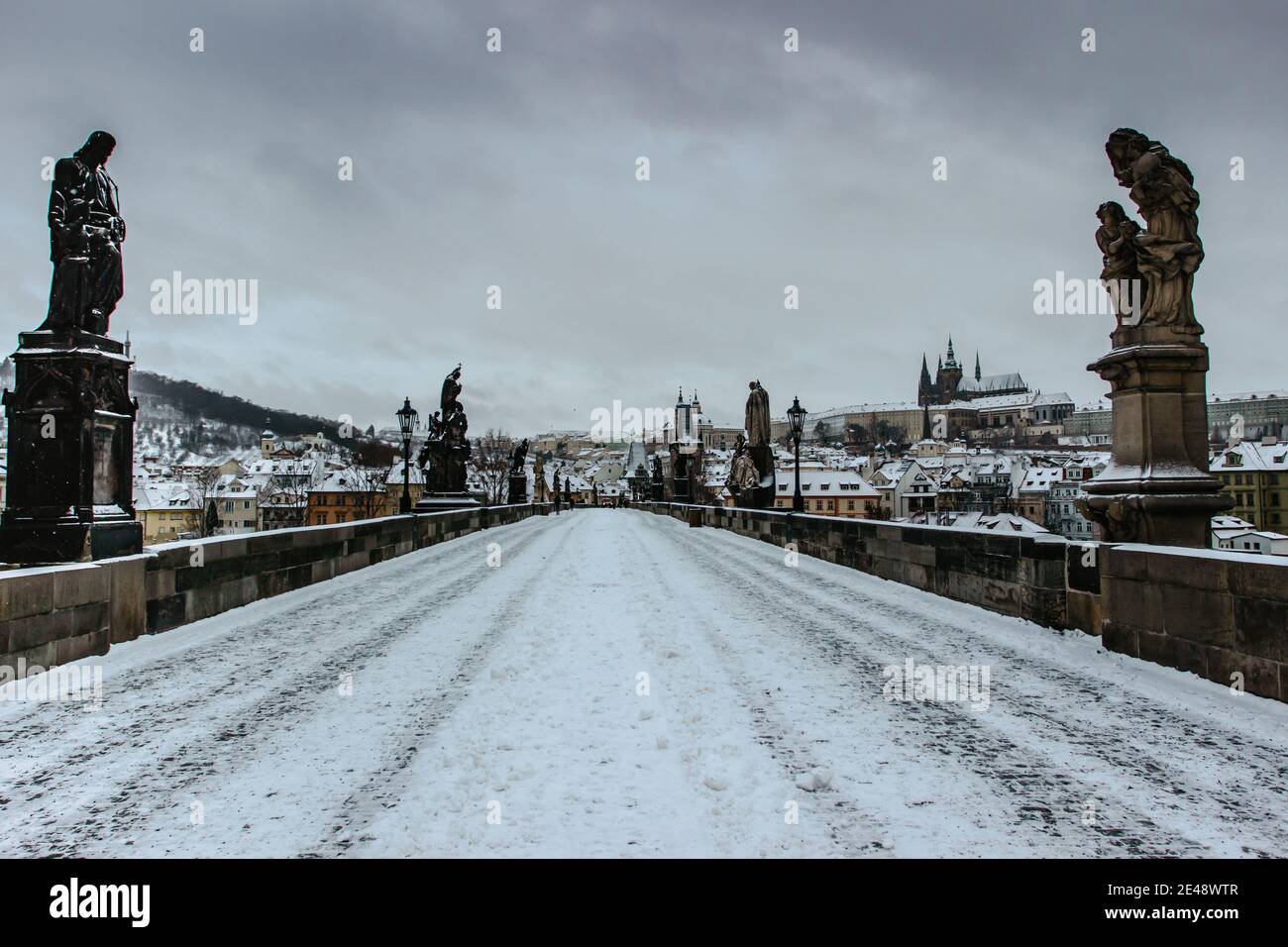 Postkarte Ansicht der Prager Burg von der Karlsbrücke, Tschechische republik.berühmte touristische Destination.Prag Winterpanorama.Snowy Tag in der Stadt.Amazing EUR Stockfoto
