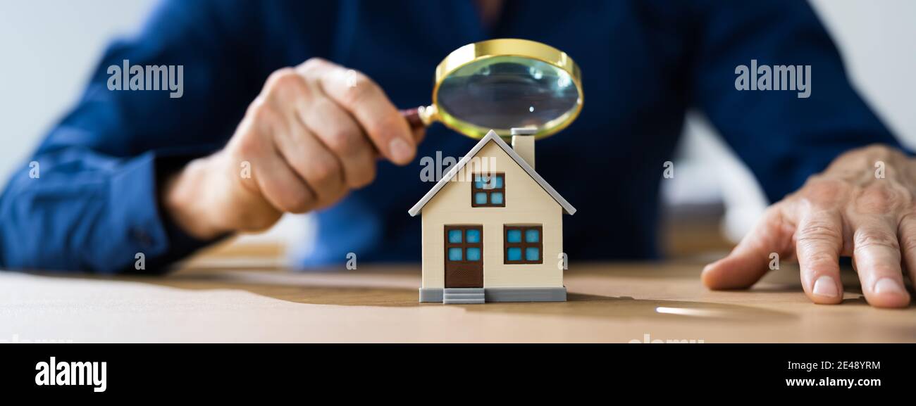 Immobilienhaus Bewertung Und Inspektion. Startseite Wird Überprüft Stockfoto