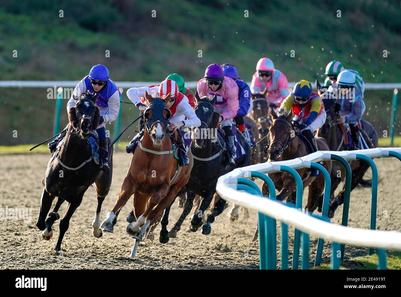 Eine allgemeine Ansicht, wie Läufer und Fahrer drehen sich in die gerade, wie sie in der Play Ladbrokes 5-A-Side auf Fußball Handicap auf Lingfield Park Rennbahn konkurrieren. Bilddatum: Freitag, 22. Januar 2021. Stockfoto