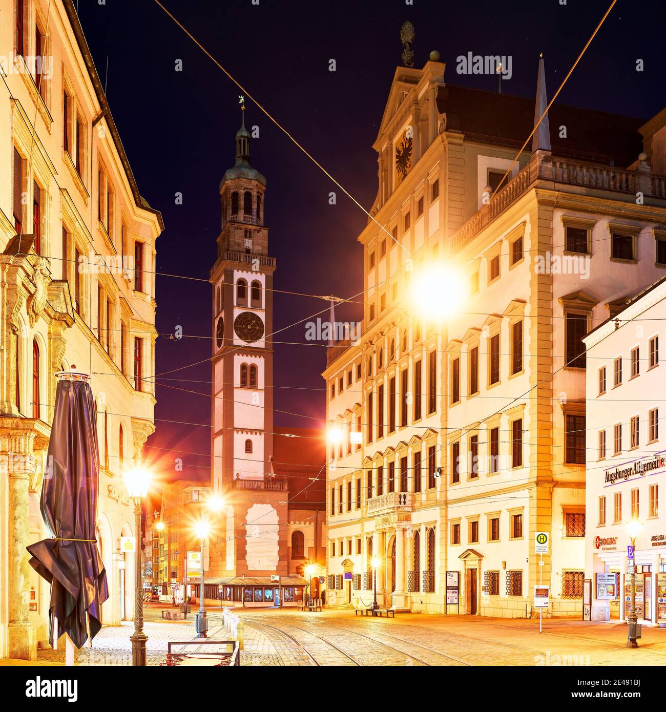 Turm, Haus, Rathaus, Straße, Pflastersteine, Pflastersteine, Laternen, Sehenswürdigkeit, historische Sehenswürdigkeit, Denkmal, historisches Denkmal, historische Altstadt, Vollmond, Vollmondnacht Stockfoto