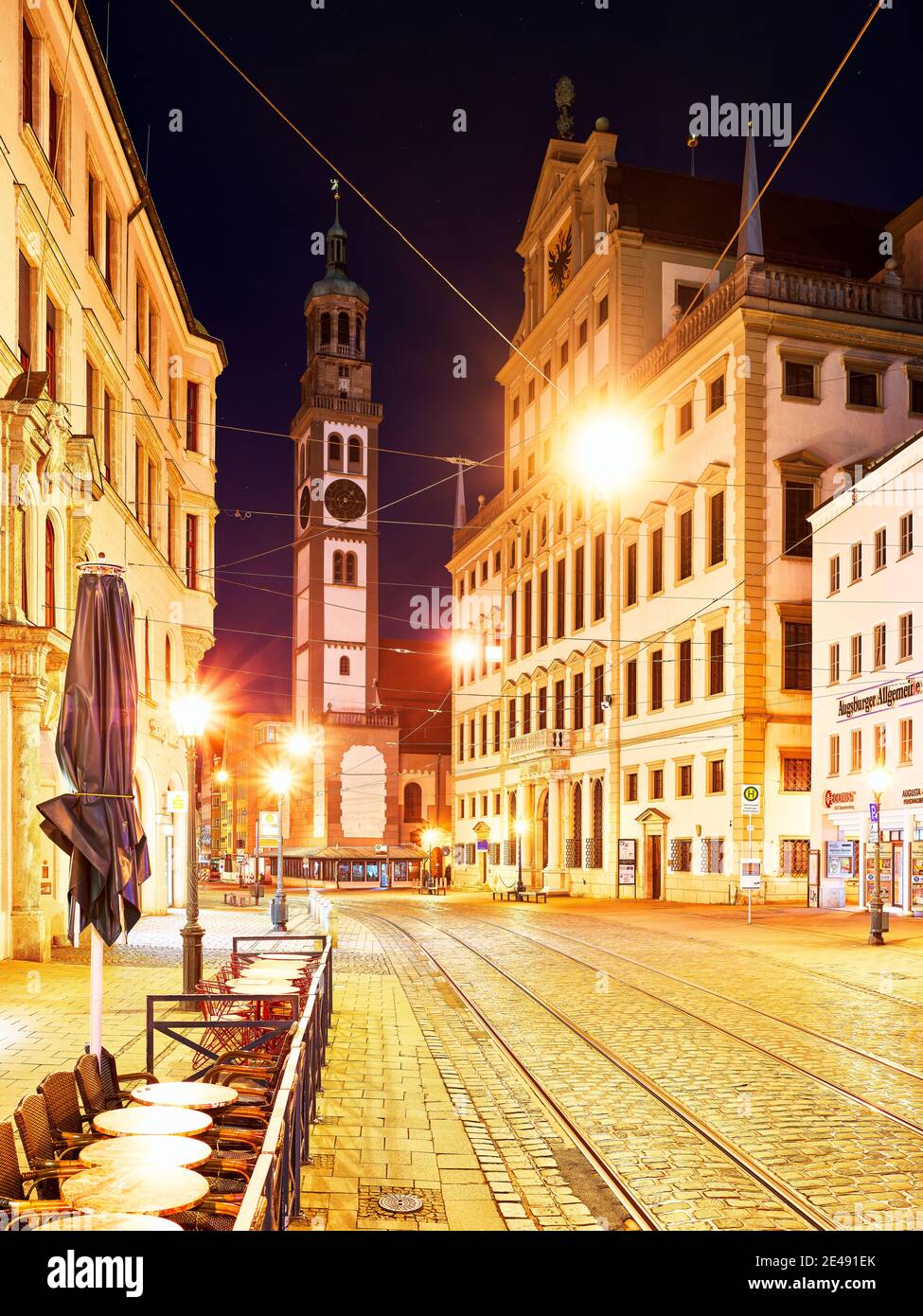 Turm, Haus, Rathaus, Straße, Pflastersteine, Pflastersteine, Laternen, Sehenswürdigkeit, historische Sehenswürdigkeit, Denkmal, historisches Denkmal, historische Altstadt, Vollmond, Vollmondnacht Stockfoto