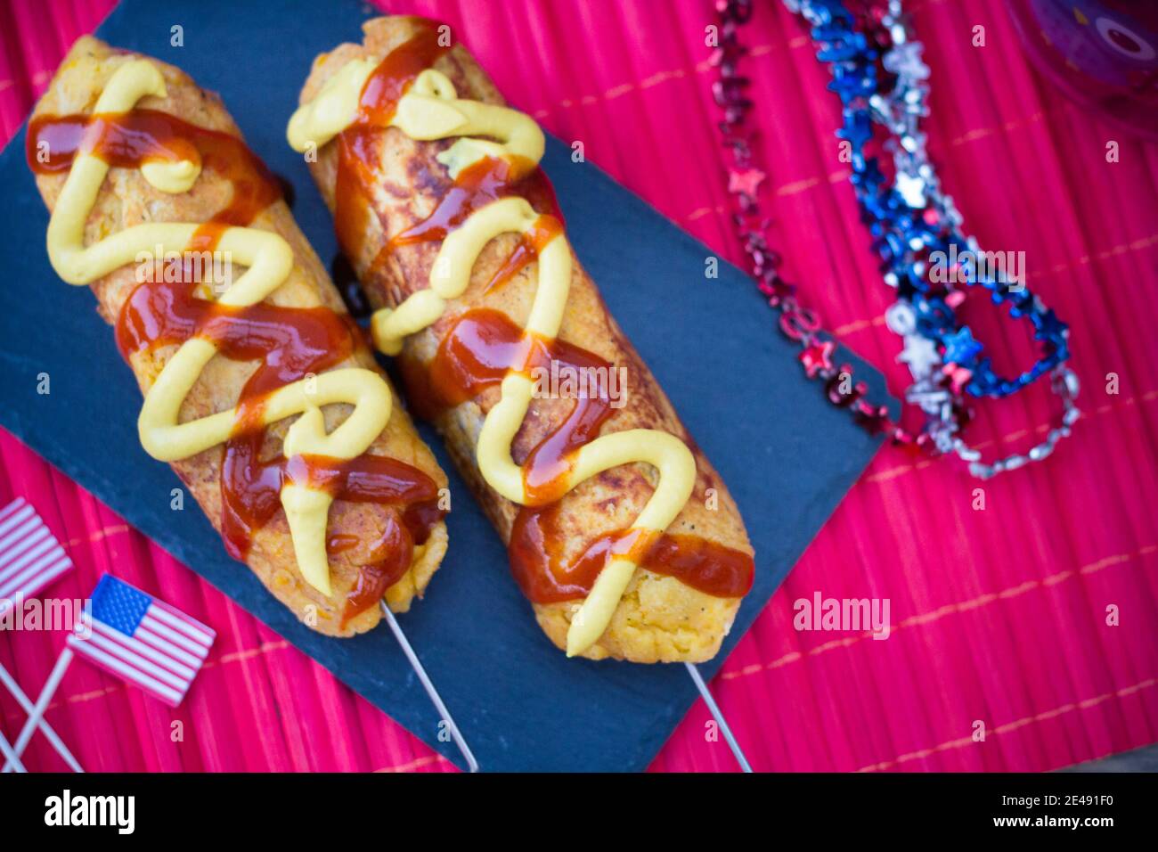 High Angle von einigen hausgemachten Mais Hunde mit Ketchup und Senf Stockfoto