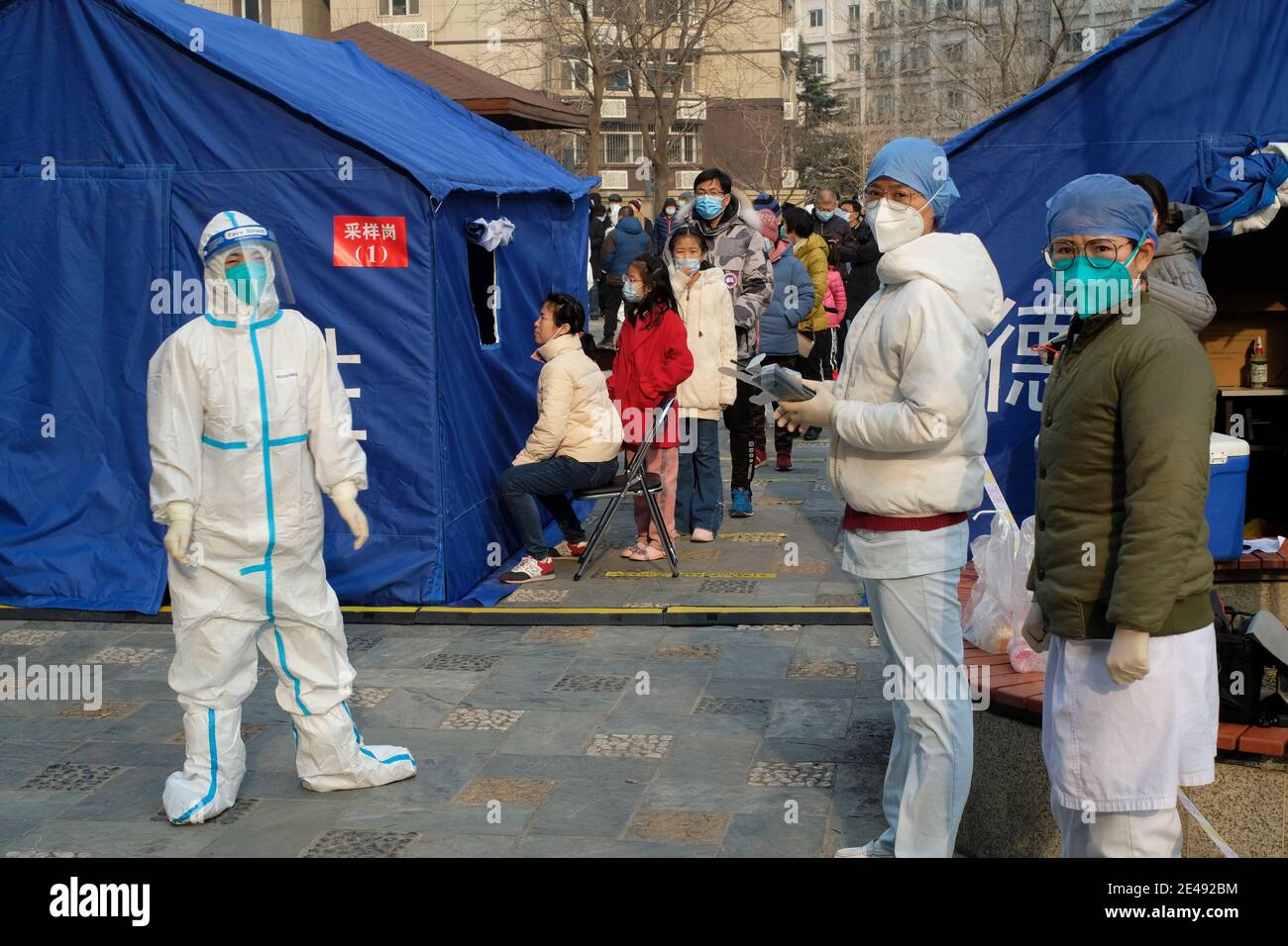 Nach dem Ausbruch der Coronavirus-Krankheit (COVID-19) in Peking, China, am 22. Januar 2021, wird ein Nukleinsäuretest durchgeführt. Stockfoto