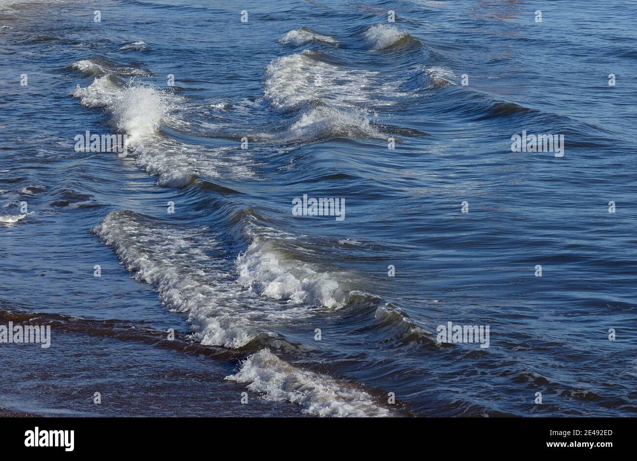 Wellenmuster einer eingehenden Gezeiten. Stockfoto
