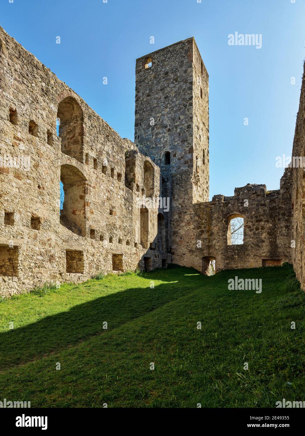 Ruinen, Kalkstein, Felsen, Burg, Bäume, Himmel, Fenster, Frühling, Meteoritenkrater, Panoramaweg, Ries Krater Stockfoto