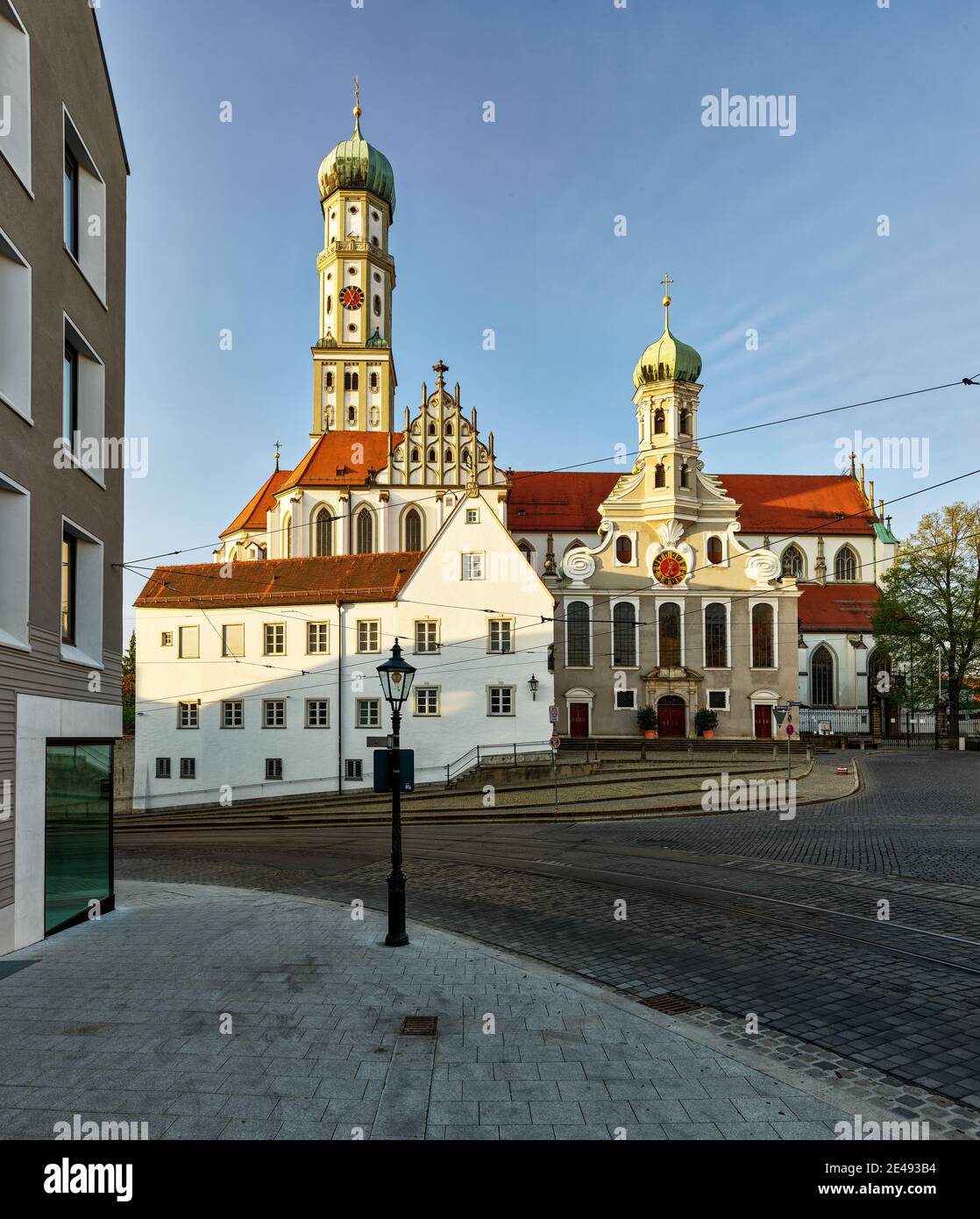 Basilika, katholische Kirche, evangelische Kirche, Straße, Platz, Pflastersteinpflaster, Bushaltestelle, Haus, Altstadt, Denkmal, Sehenswürdigkeit, historisches Gebäude, aufgeführt, Morgendämmerung, Stadtzentrum - St. Ulrich - Kathedrale, Altstadt Stockfoto