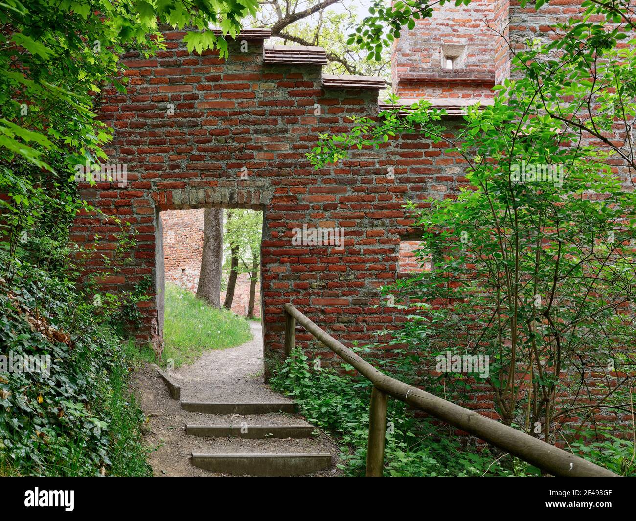 Stadtmauer, Mauer, Backsteinmauer, Ziegel, Weg, Kiesweg, Frühlingsmorgen, Altstadt, Denkmal, Sehenswürdigkeit, historisches Gebäude, historische Altstadt, aufgeführt Stockfoto