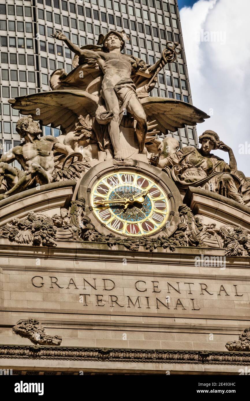 An der Fassade des Grand Central Terminals befinden sich eine Transportskulptur und eine Tiffany-Glasuhr, New York City, USA Stockfoto