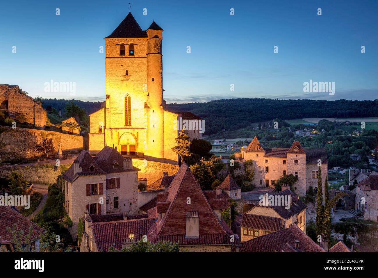 Dämmerung über dem mittelalterlichen Dorf Saint-Cirq-Lapopie, Vallee du Lot, Okzitanien, Frankreich Stockfoto