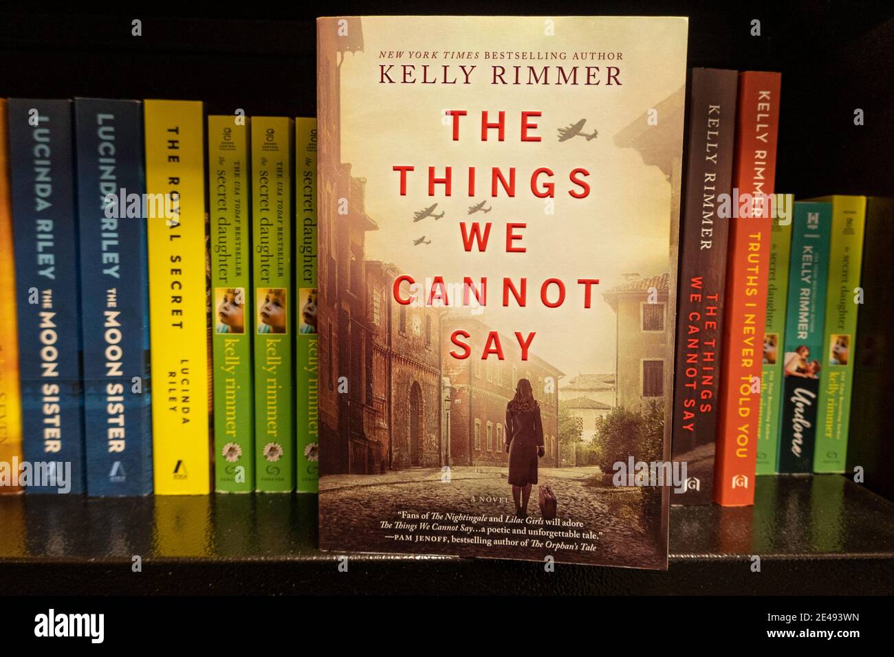 Barnes & Noble Booksellers Paperback Books Display in New York City, USA Stockfoto