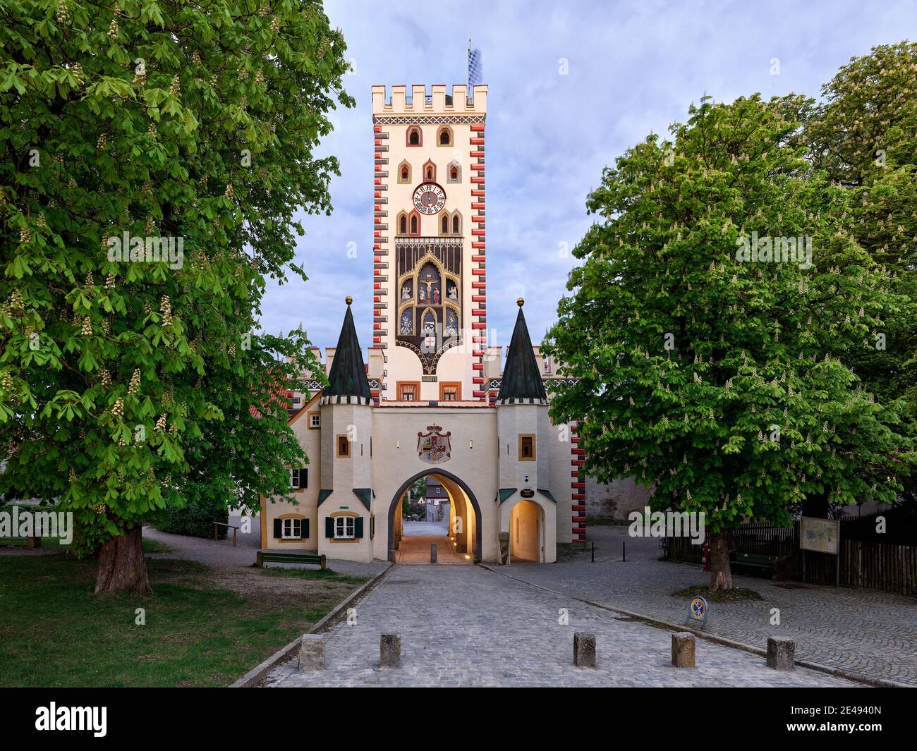 Kastanien, Bäume, Platz, Kopfsteinpflaster, Spätgotik, Stadttor, Morgendämmerung, Frühlingsmorgen, Altstadt, Denkmal, Sehenswürdigkeit, historisches Gebäude, historische Altstadt, aufgeführt Stockfoto