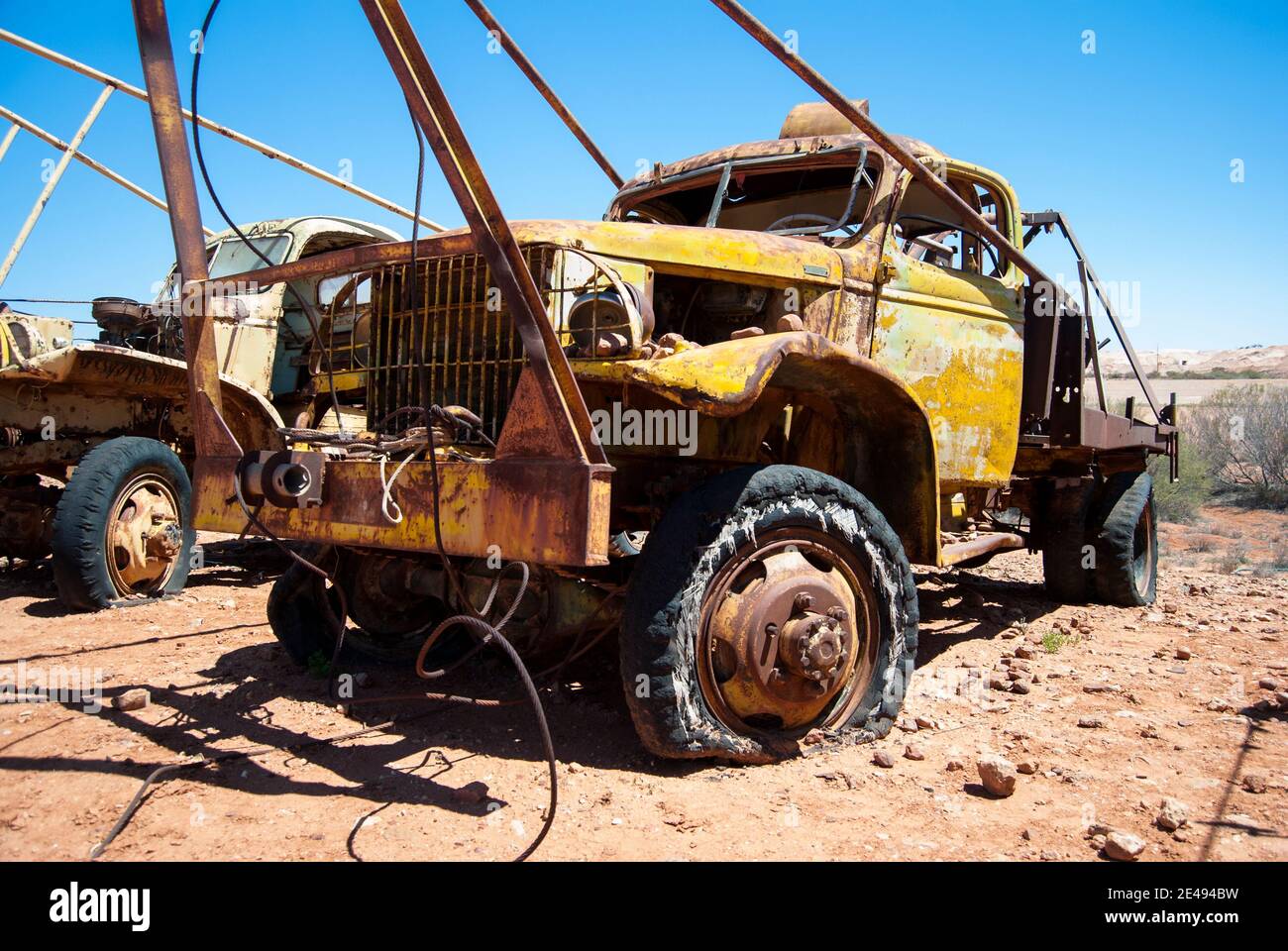 Altes Bergbaufahrzeug rostet im australischen Outback. Stockfoto