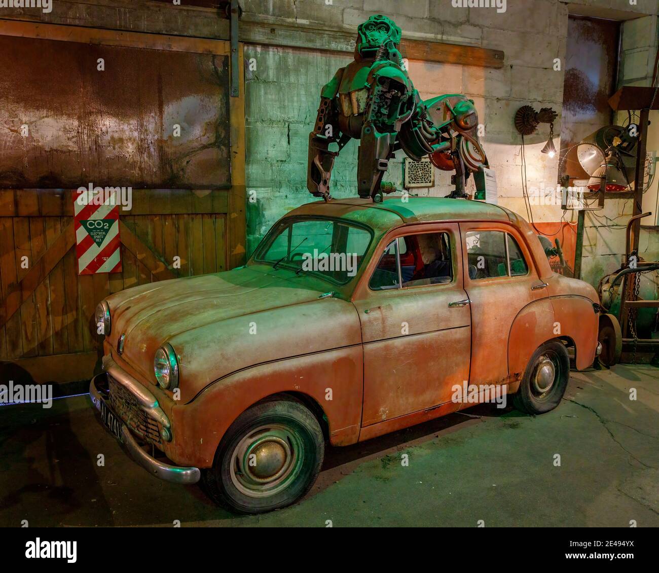 Metallskulptur eines Gorilla-Tieres auf einem Autodach im Steampunk HQ, Oamaru, Neuseeland. Stockfoto