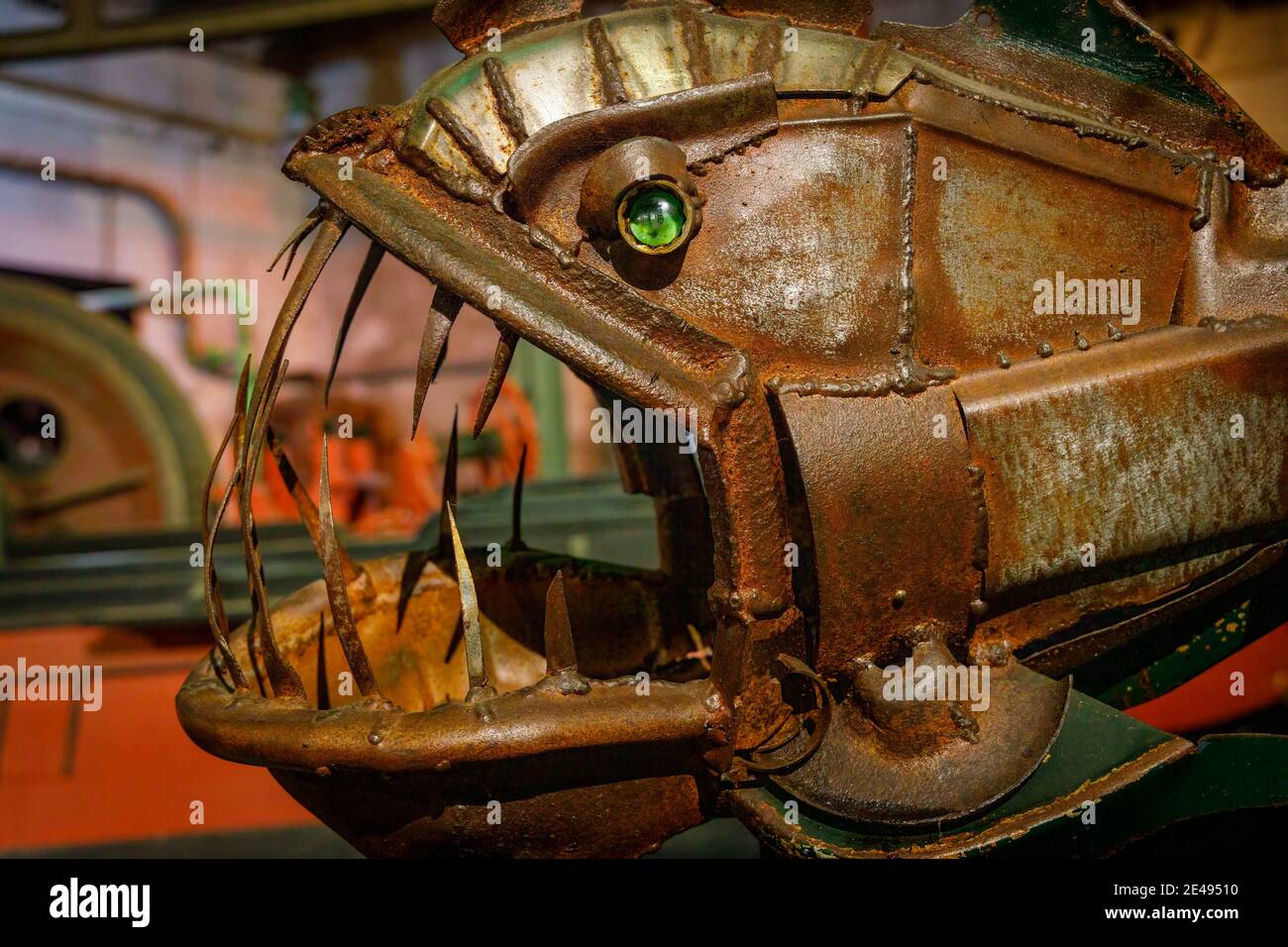 Metallische Kreatur aus der Tiefe. Metallskulptur von Fischkopf mit riesigen Zähnen im Steampunk HQ, Oamaru, Neuseeland. Stockfoto