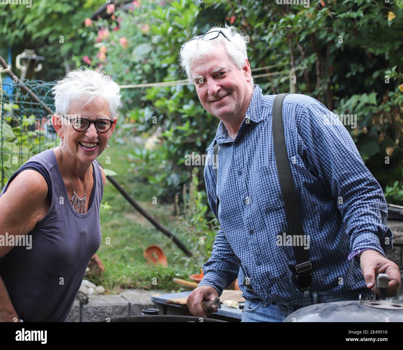 Zwei weißhaarige, bebrillte Brüder und Schwestern in einem belgischen Garten Stockfoto