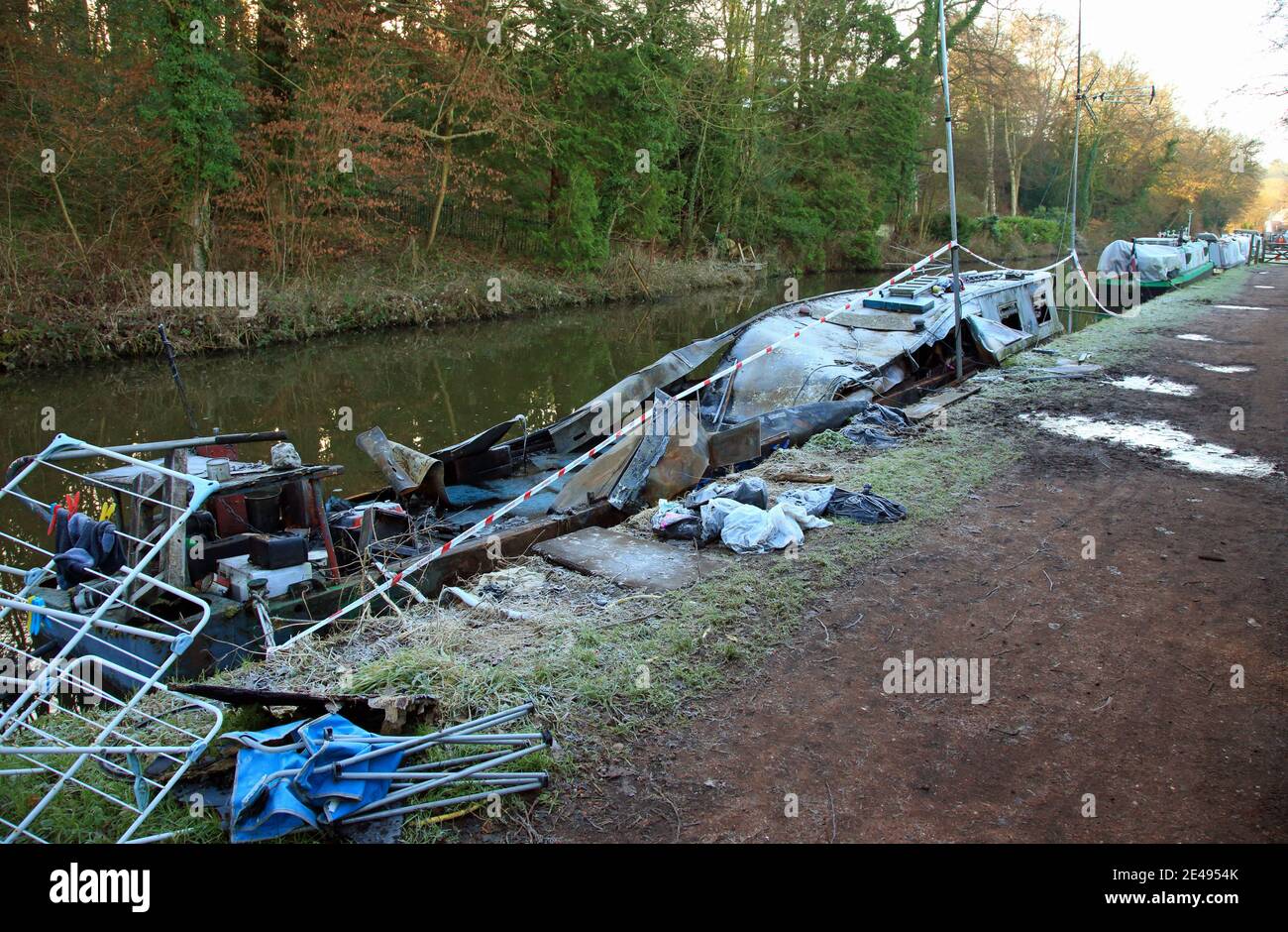 Ein Narrowboat, das durch einen Brand auf dem Staffordshire und Worcestershire Kanal bei Kinver, Staffordshire, England, Großbritannien, zerstört wurde. Stockfoto