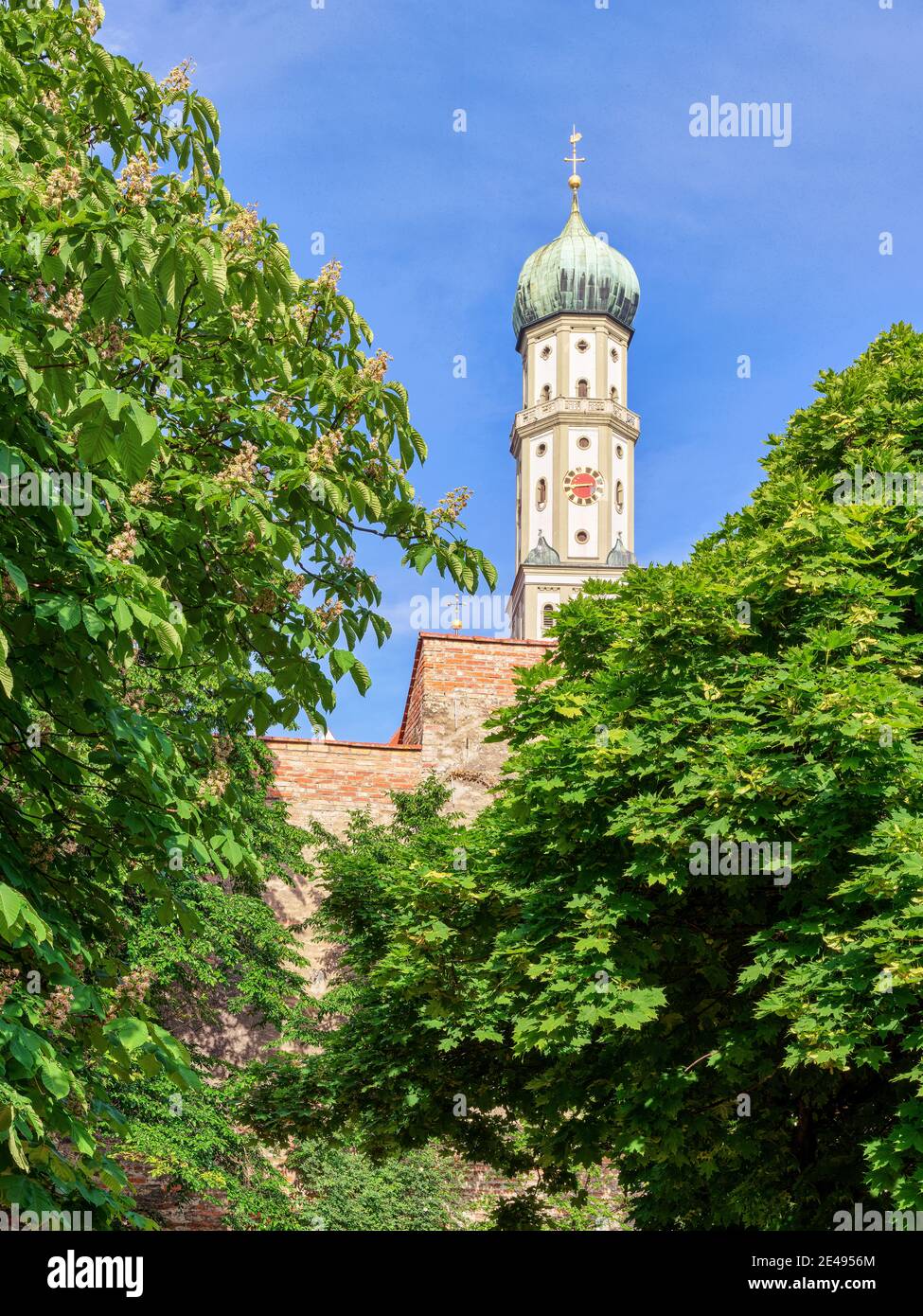St. Ulrich, Basilika, Kirche, katholische Kirche, Ort der Anbetung, Stadtmauer, Backsteinmauer, Mauer, Sehenswürdigkeit, Sehenswürdigkeit, Denkmal, Denkmalschutz, Denkmal geschützt, historische Altstadt, Altstadt Stockfoto St. Ulrich, Basilika, Kirche, katholische Kirche, Ort der Anbetung, Stadtmauer, Backsteinmauer, Mauer, Sehenswürdigkeit, Sehenswürdigkeit, Denkmal, Denkmalschutz, Denkmal geschützt, historische Altstadt, Altstadt Stockfoto