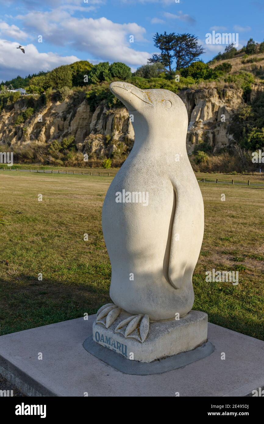 Kleine Steinskulptur eines Blauen Pinguins, die die Kolonie darstellt, die in Oamaru, Neuseeland lebt. Stockfoto